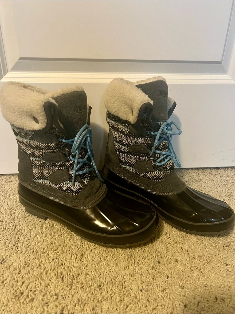 Khombu Gray Women's Winter Lace-Up Boots with Blue Laces